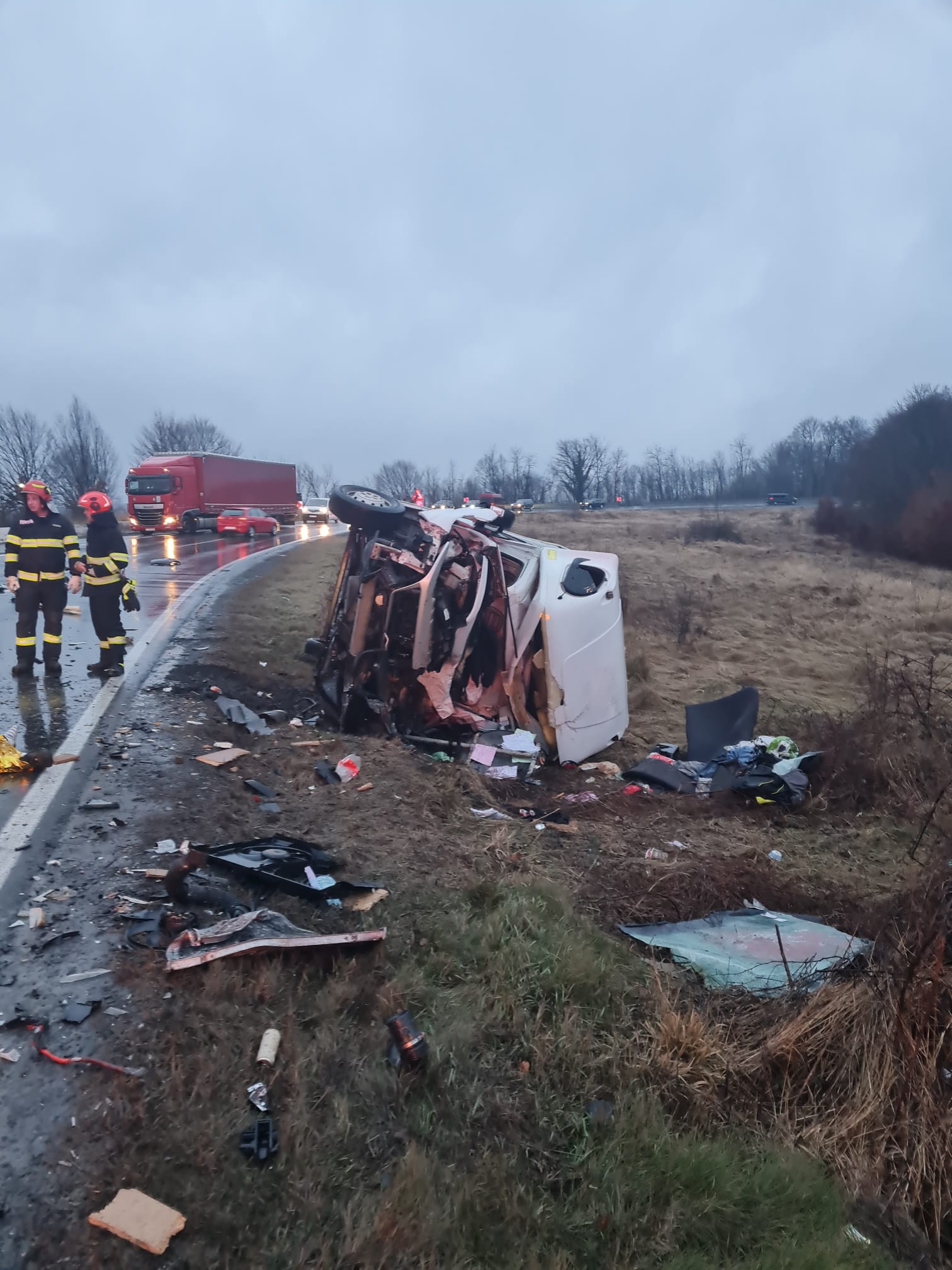 Accident grav în județul Timiș, după ce un TIR și o camionetă s-au izbit violent. Un om a murit