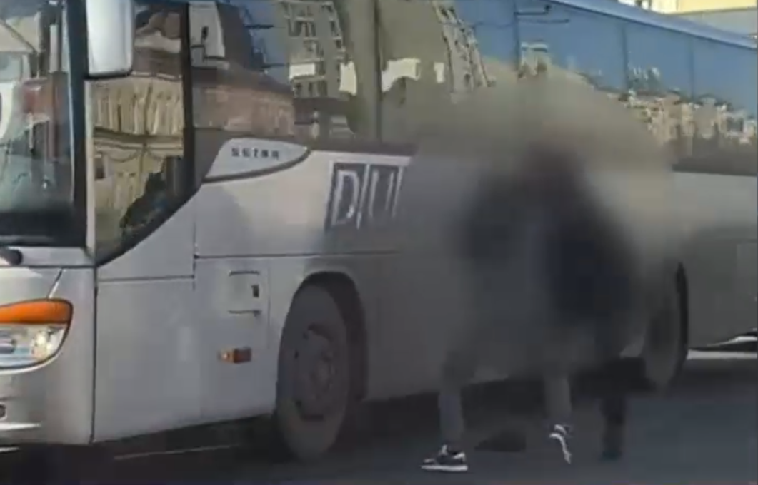 VIDEO Doi bărbați au oprit traficul în Timișoara ca să se ia la bătaie în mijlocul drumului. Ceilalți șoferi claxonau