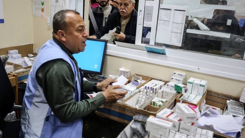 Angajat al UNWRA dă medicamente civililor din Gaza