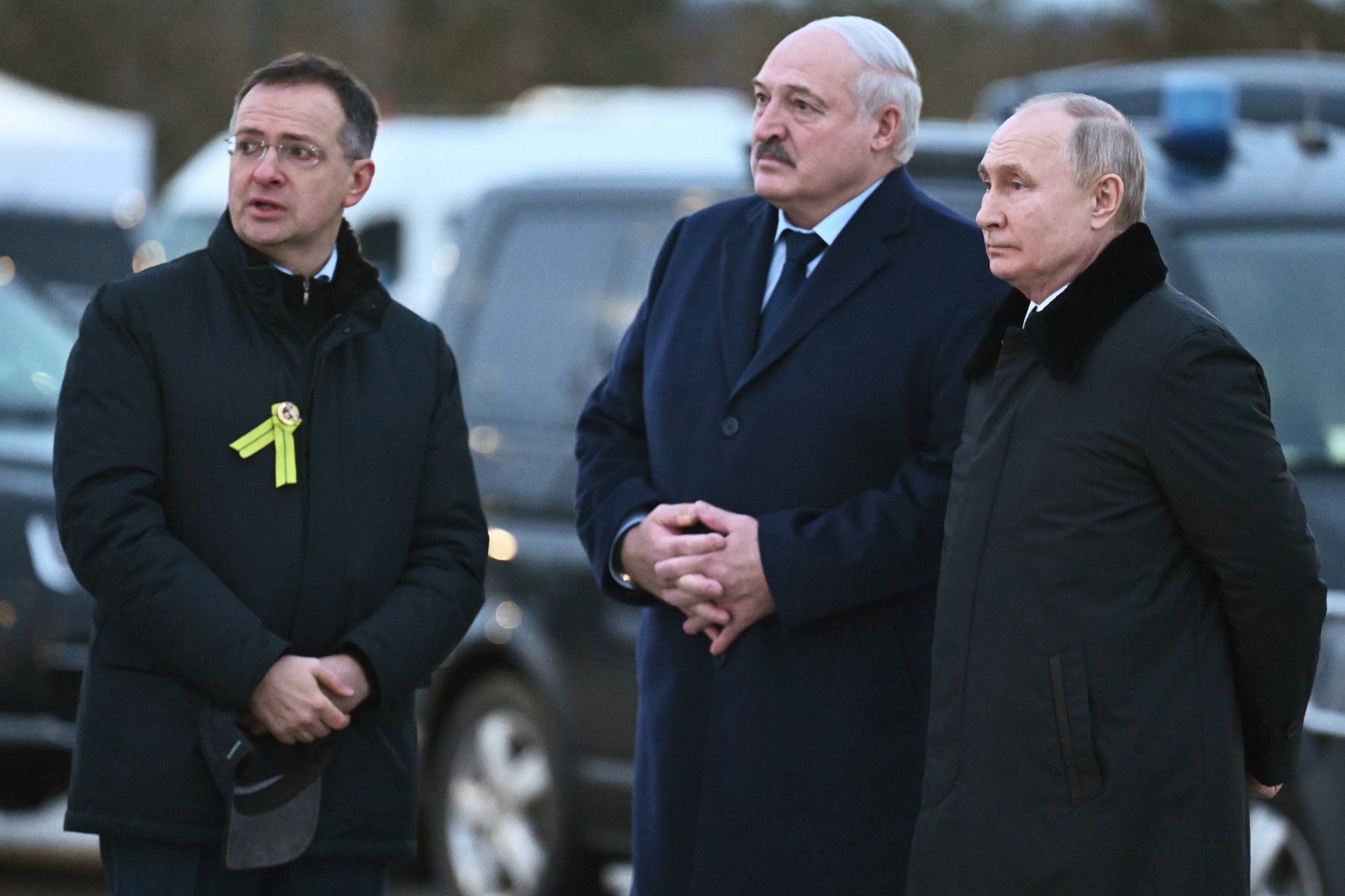 VIDEO Cum au ajuns Putin și Lukașenko să fie înconjurați de oameni care par să poarte culorile steagului Ucrainei