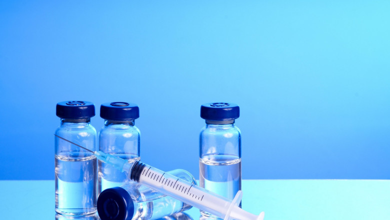 flacoane cu vaccin si seringa