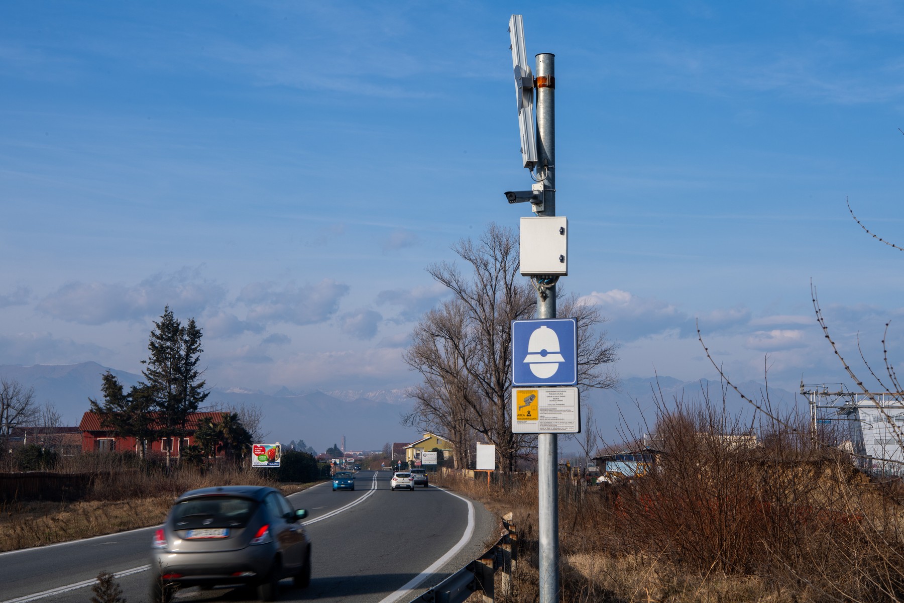 Justițiarul italian care distruge camerele radar de pe șosele. Poliția nu poate să-l prindă, iar oamenii îl laudă pe rețelele sociale