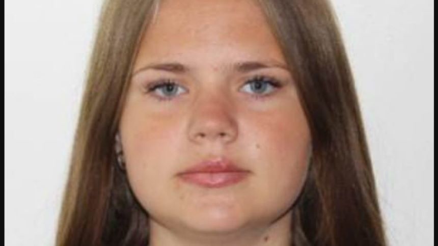 Poliţiştii din Buzău caută o fată de 16 ani, care ar fi fugit cu un băiat cunoscut pe Facebook