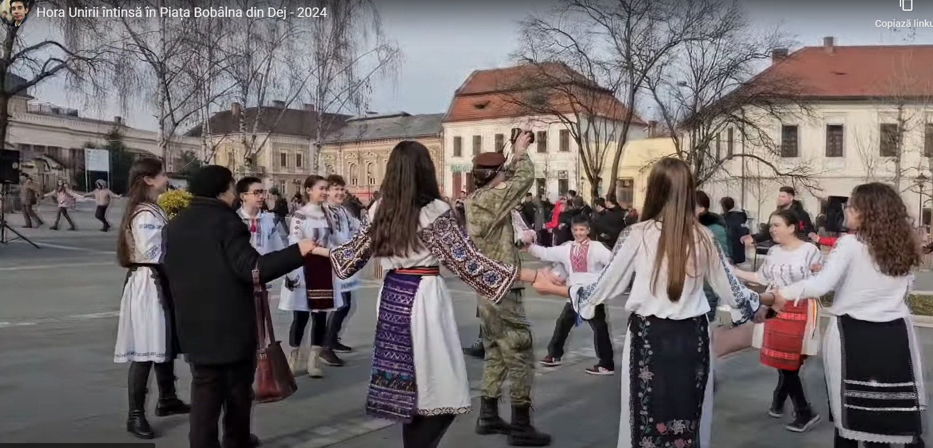 Imagini revoltătoare în Dej. Elevi în costume populare subțiri au jucat hora în plin ger, pentru a marca Ziua Unirii Principatelor