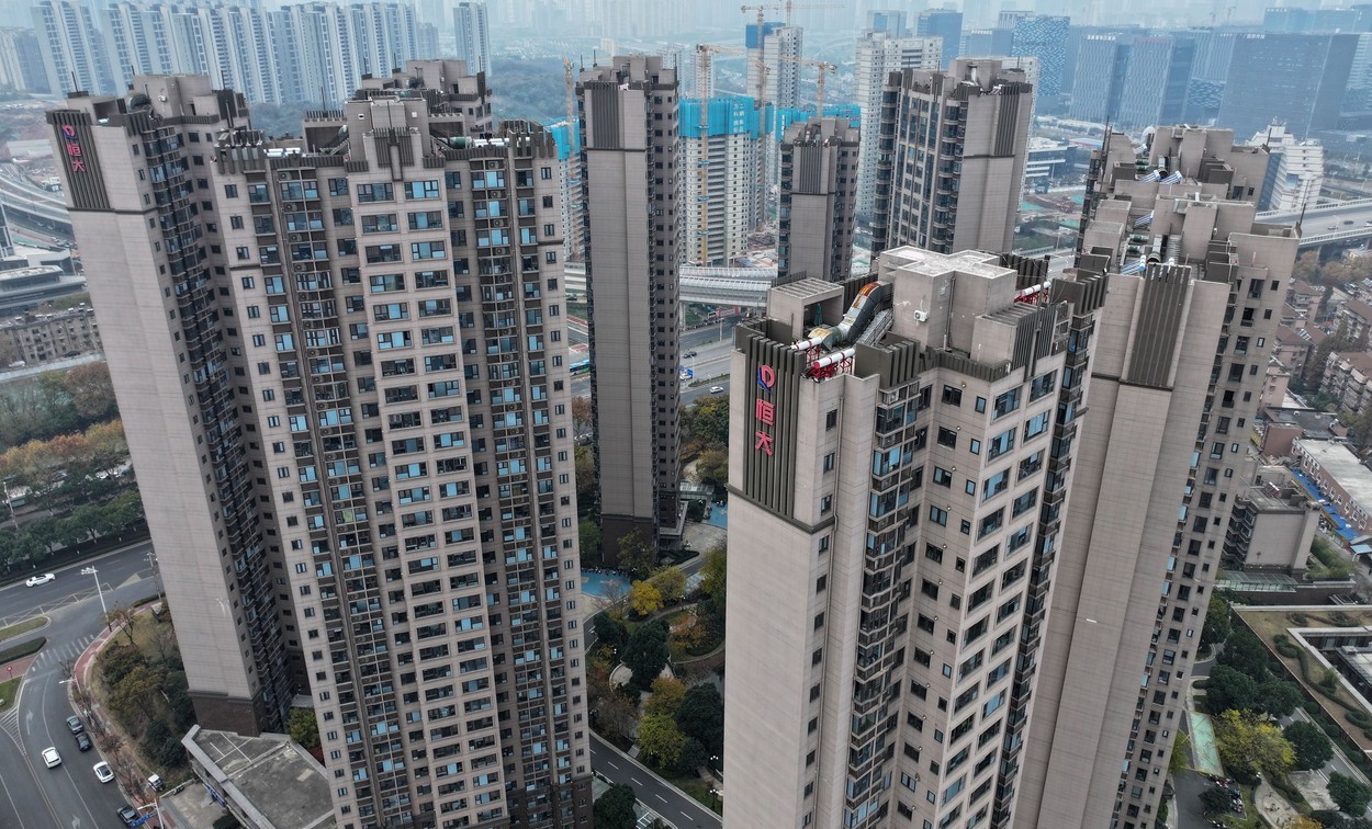 Un tribunal din Hong Kong a ordonat lichidarea celui mai mare dezvoltator imobiliar chinez, cu datorii de peste 300 miliarde de dolari