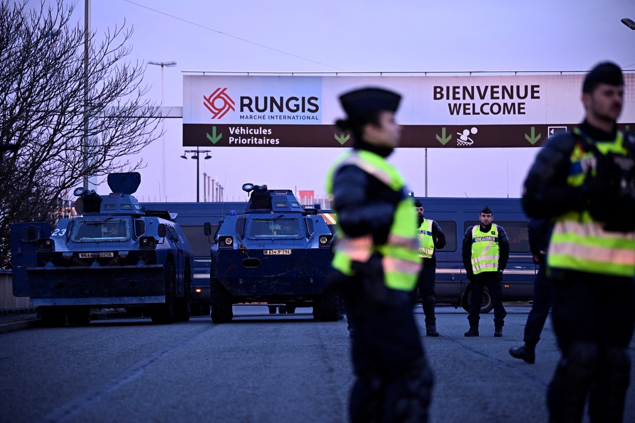 Fermierii francezi au început să blocheze intrările în Paris. Mii de polițiști au scos blindatele pe străzi ca să oprească „asediul”
