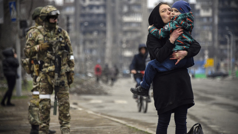 soldat si mama cu copil in ucraina