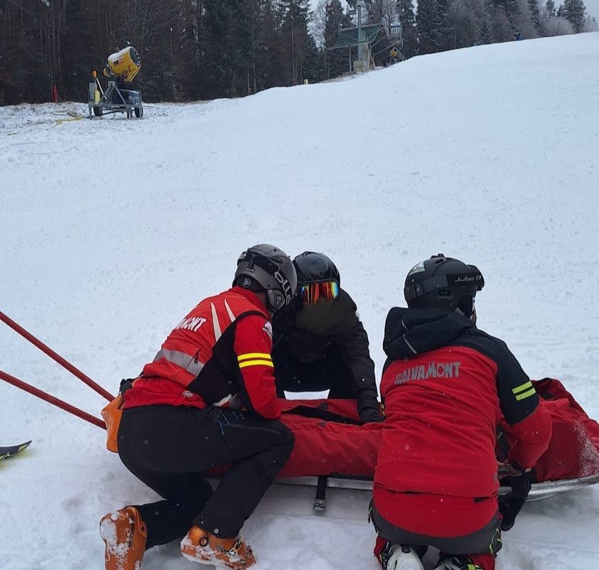 Trei olandezi au fost surprinși de o avalanșă în Munţii Ţarcu. Unul din ei a murit