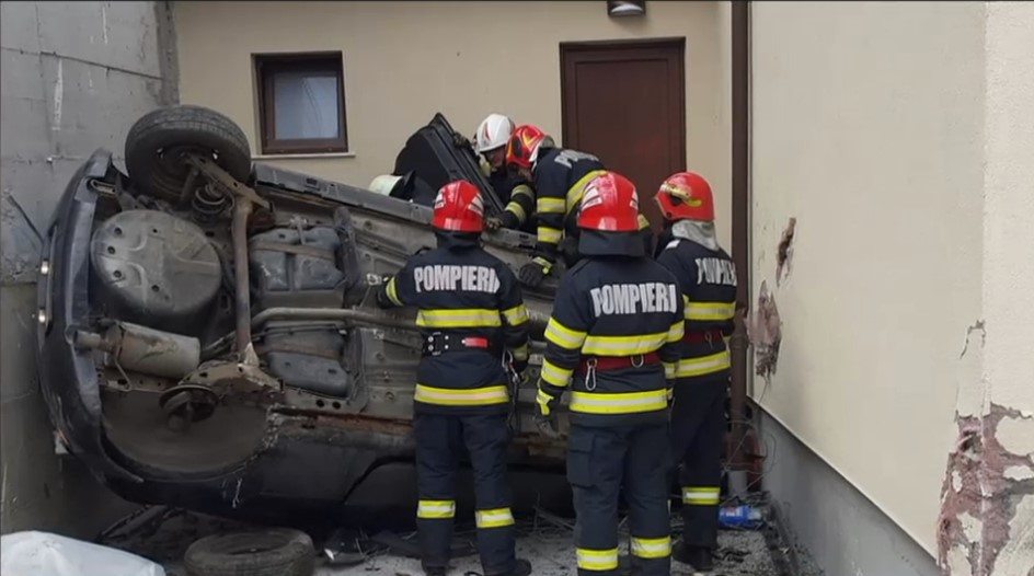 Un bărbat a murit după ce s-a răsturnat cu mașina în curtea unei case, în Vâlcea