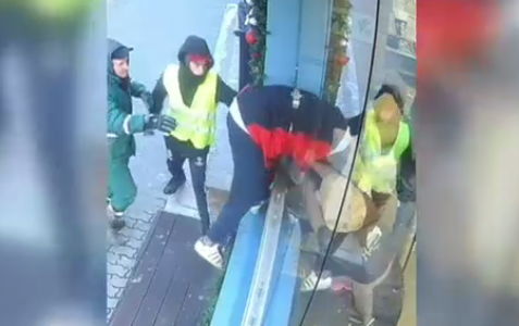 VIDEO. Un bărbat din Craiova a vrut să fure cutia cu donații dintr-o pizzerie