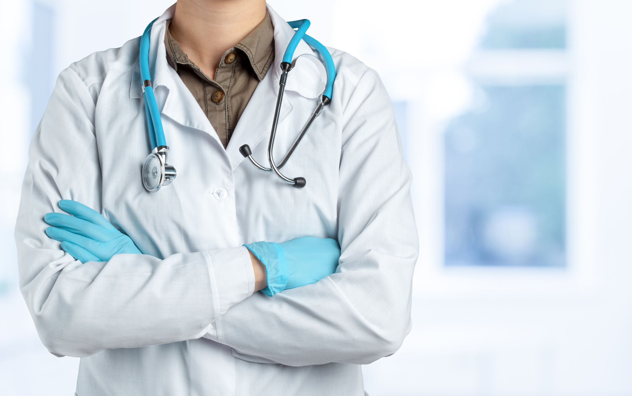 Medic de chirurgie plastică din Constanța, anchetat sub acuzația că a mutilat trei paciente pe care le-a operat
