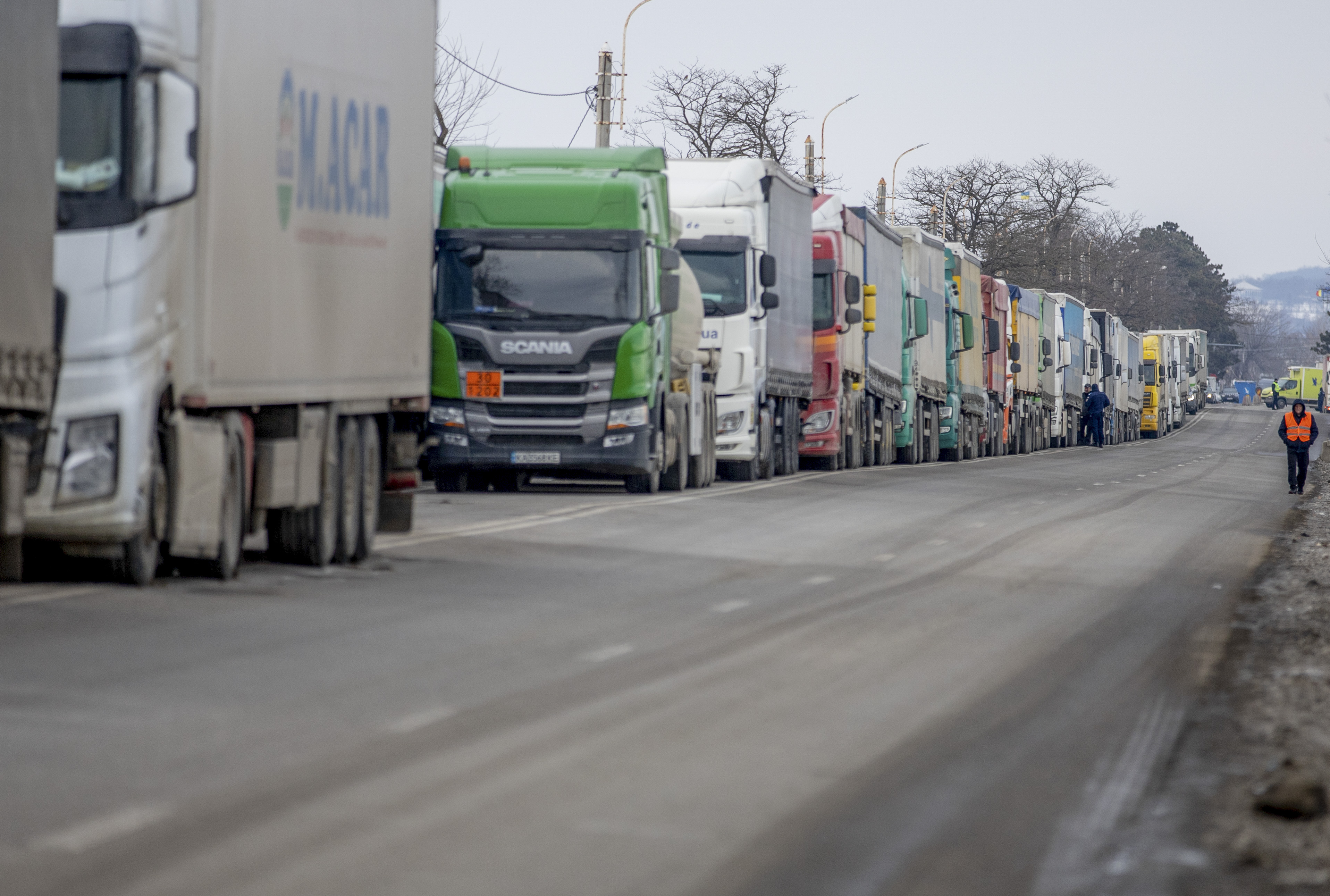 Traficul în Vama Siret a fost reluat. Număr foarte mare de camioane care așteaptă și 2 ore să intre din Ucraina