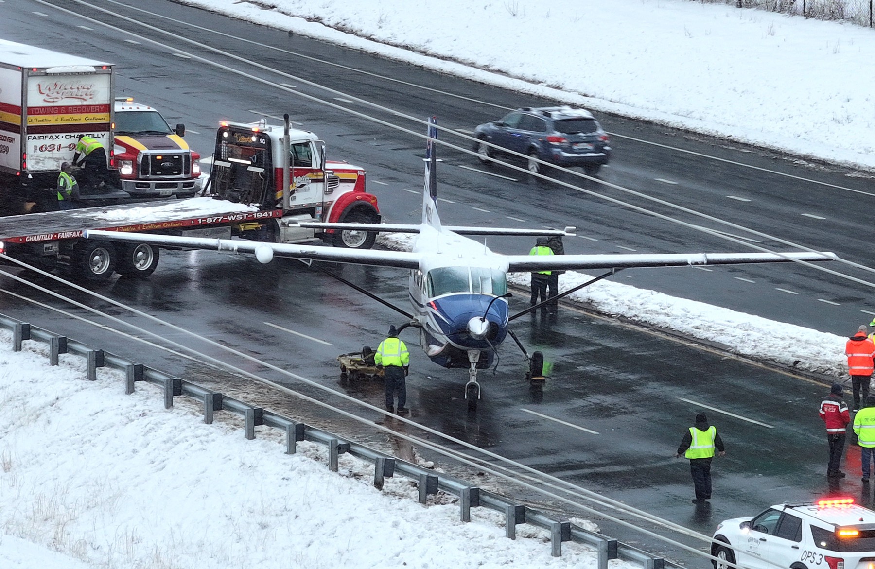 Un avion a aterizat pe o autostradă. Pilotul a fost lăudat de autorități