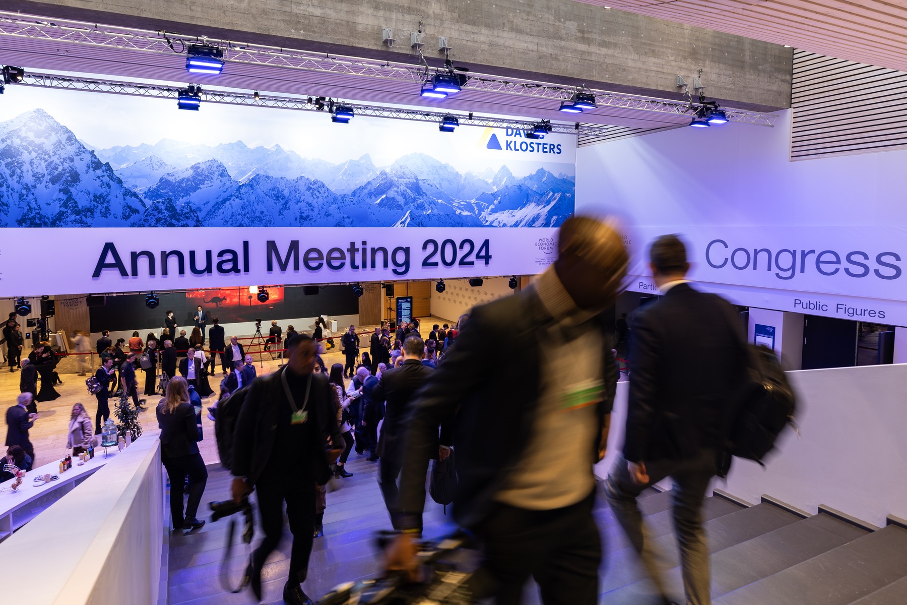 Ultra-bogații lumii s-au enervat la Davos, pentru că au fost forțați să stea la coadă "cu toți ceilalți"