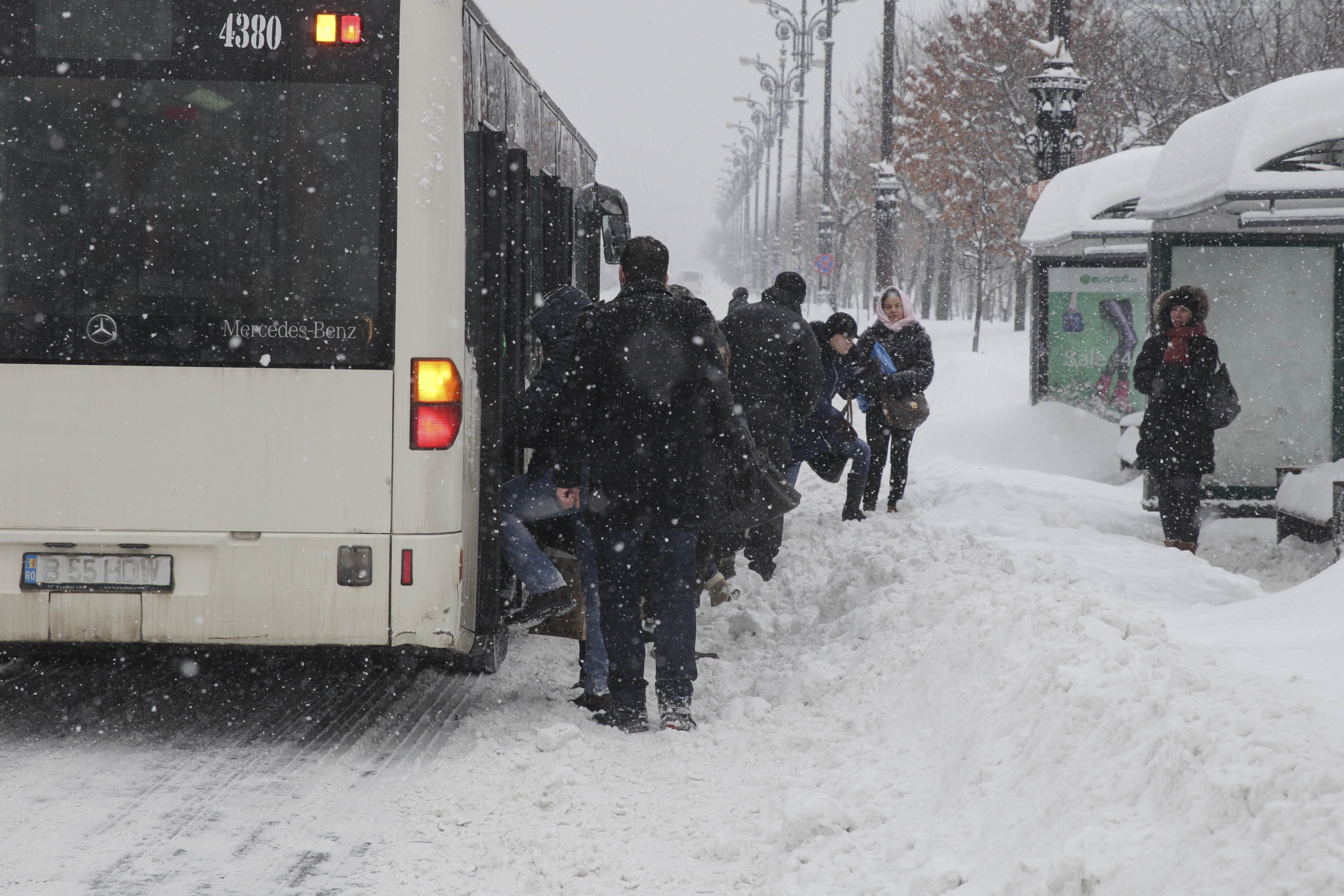 Noi amenzi aplicate primăriilor de sector pentru modul în care s-a făcut deszăpezirea. Primarul Capitalei: „Continuăm controalele”