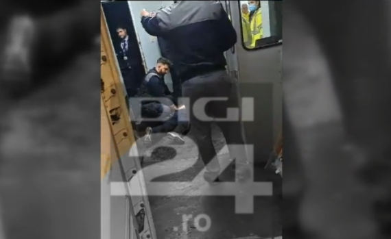 Imagini din avionul groazei. Momentul în care bărbatul care și-a tăiat venele a fost imobilizat de polițiști