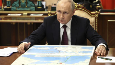 Vladimir Putin la birou în fața unei hărți