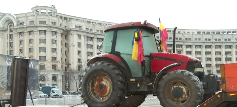 Protestul fermierilor și transportatorilor în Capitală. În Piața Constituției se află doar un TIR cu un tractor pe platformă