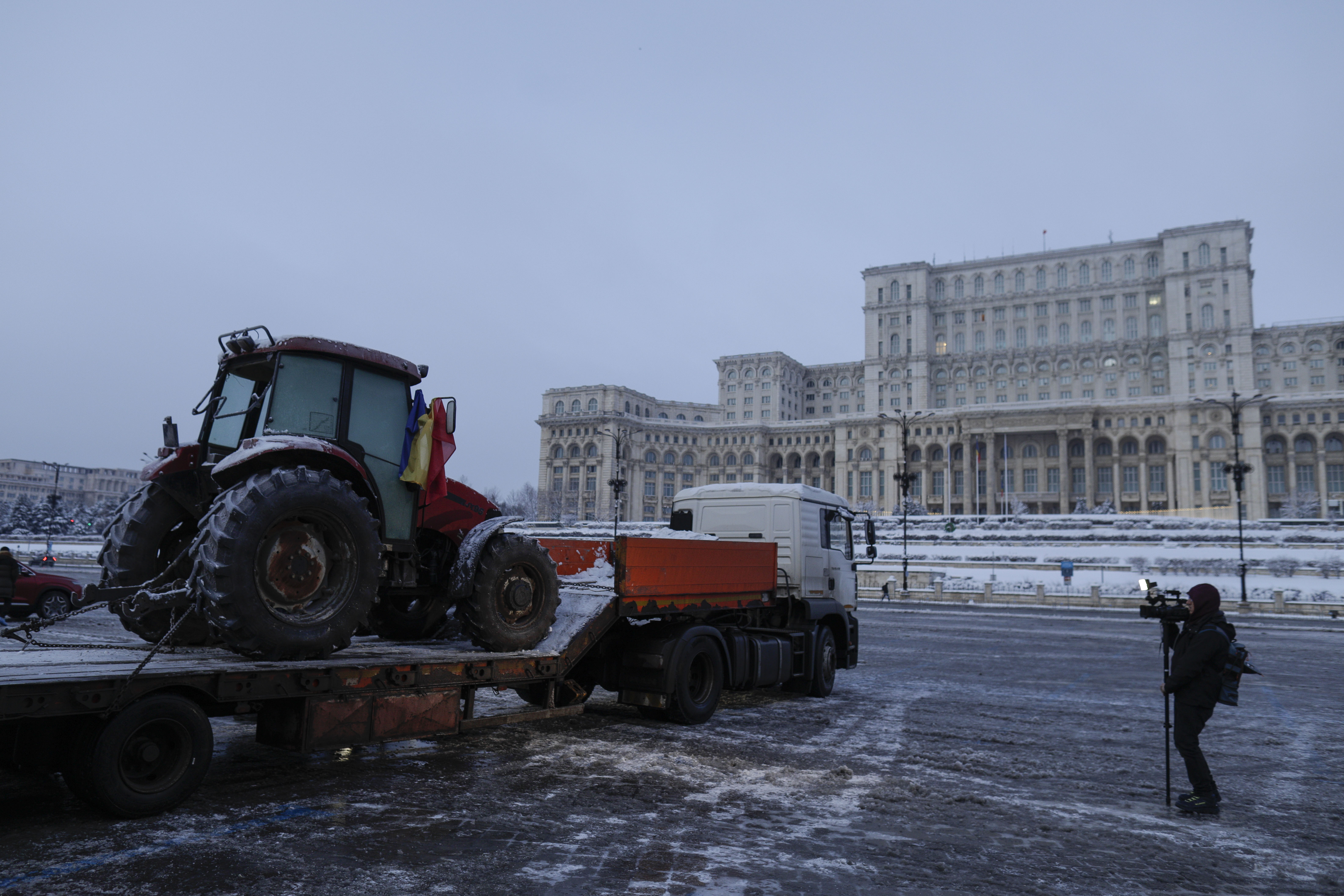 Nicușor Dan spune că îl va telefona pe „organizatorul protestului din București” să întrebe dacă o să mai fie proteste luni și marți