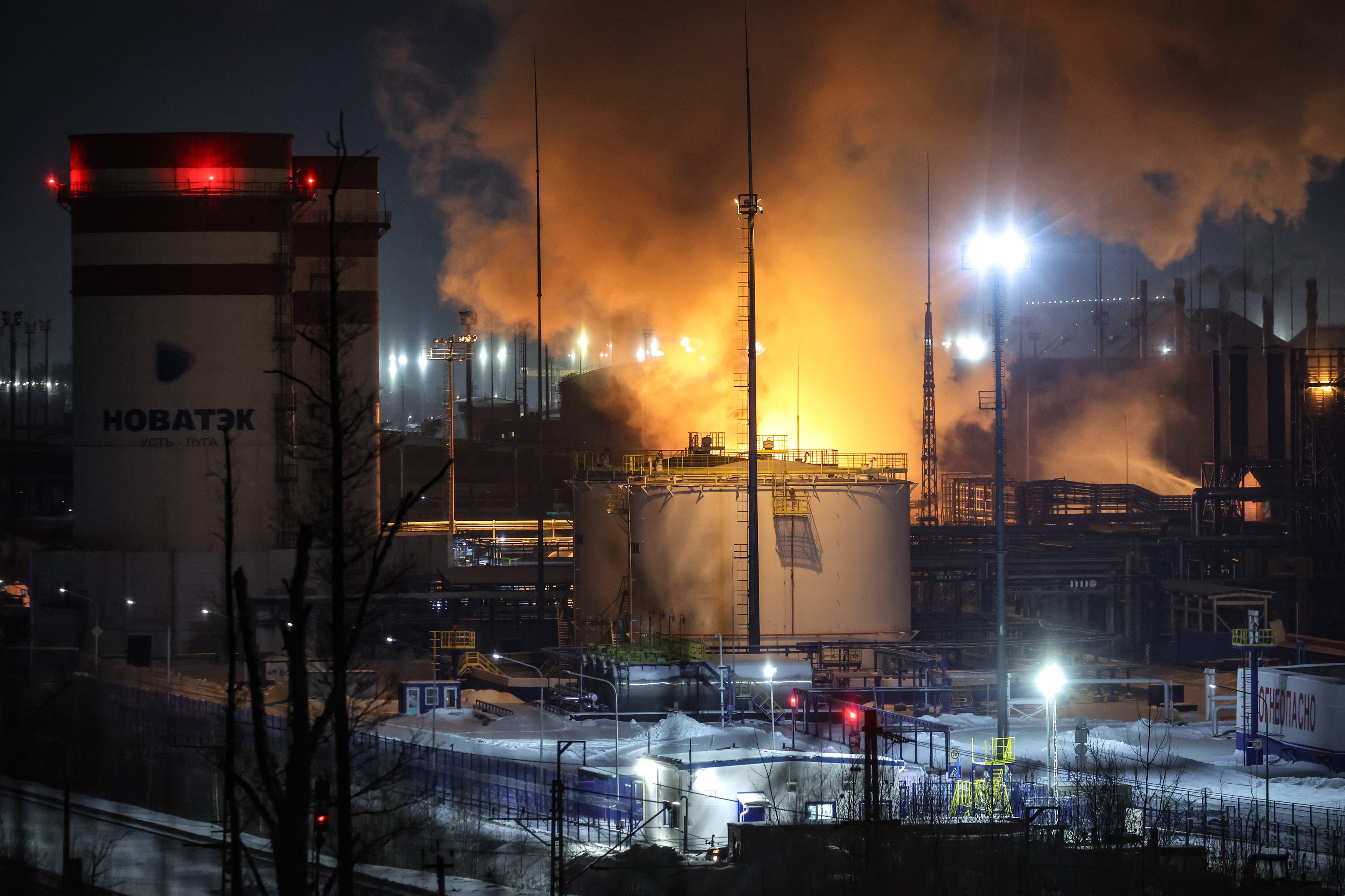 Incendiu la un terminal de gaz din Rusia. Localnicii spun că au auzit o dronă și explozii