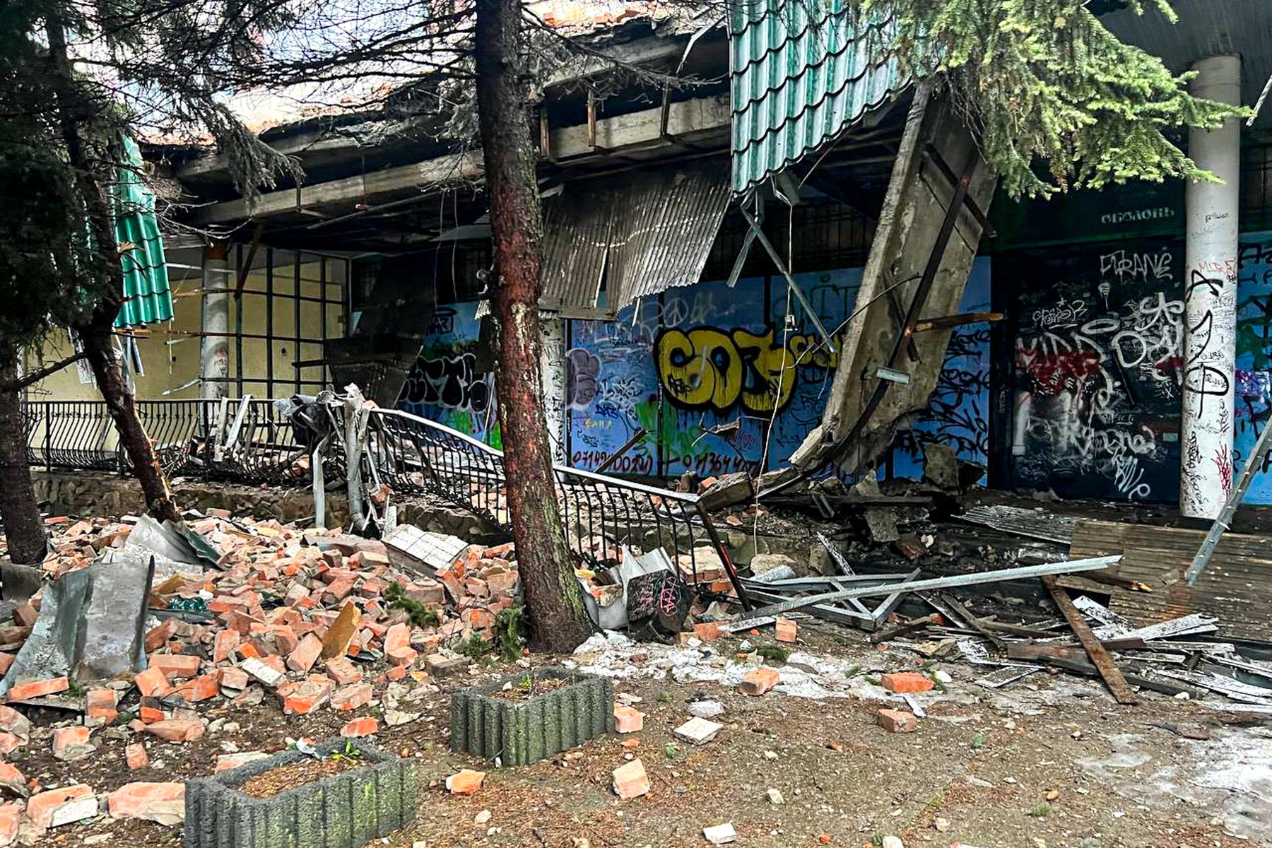 Rușii acuză că ucrainenii au bombardat o piață din Donețk. Cel puțin 25 de persoane au fost ucise