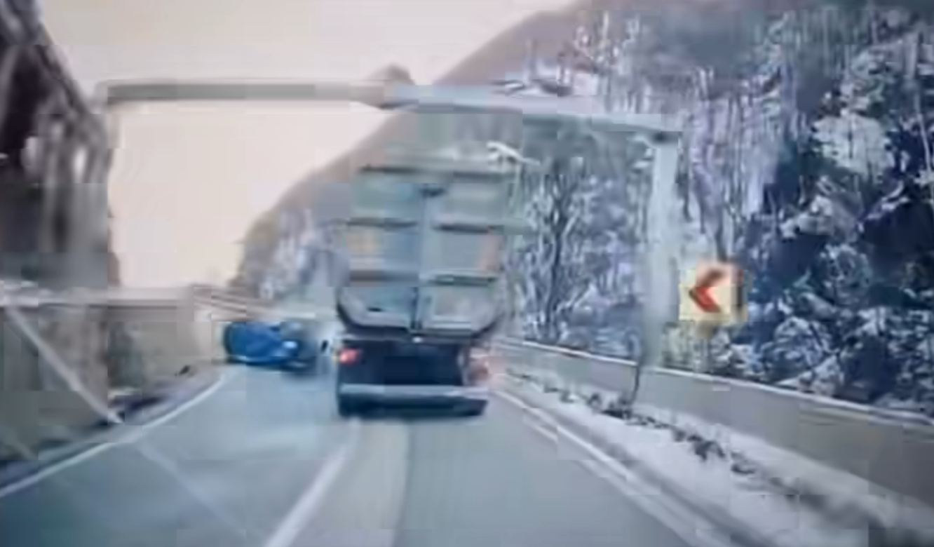 "Cine a fost vinovat?". Imaginile cu un accident pe Valea Jiului între un camion și un autoturism au iscat mii de comentarii