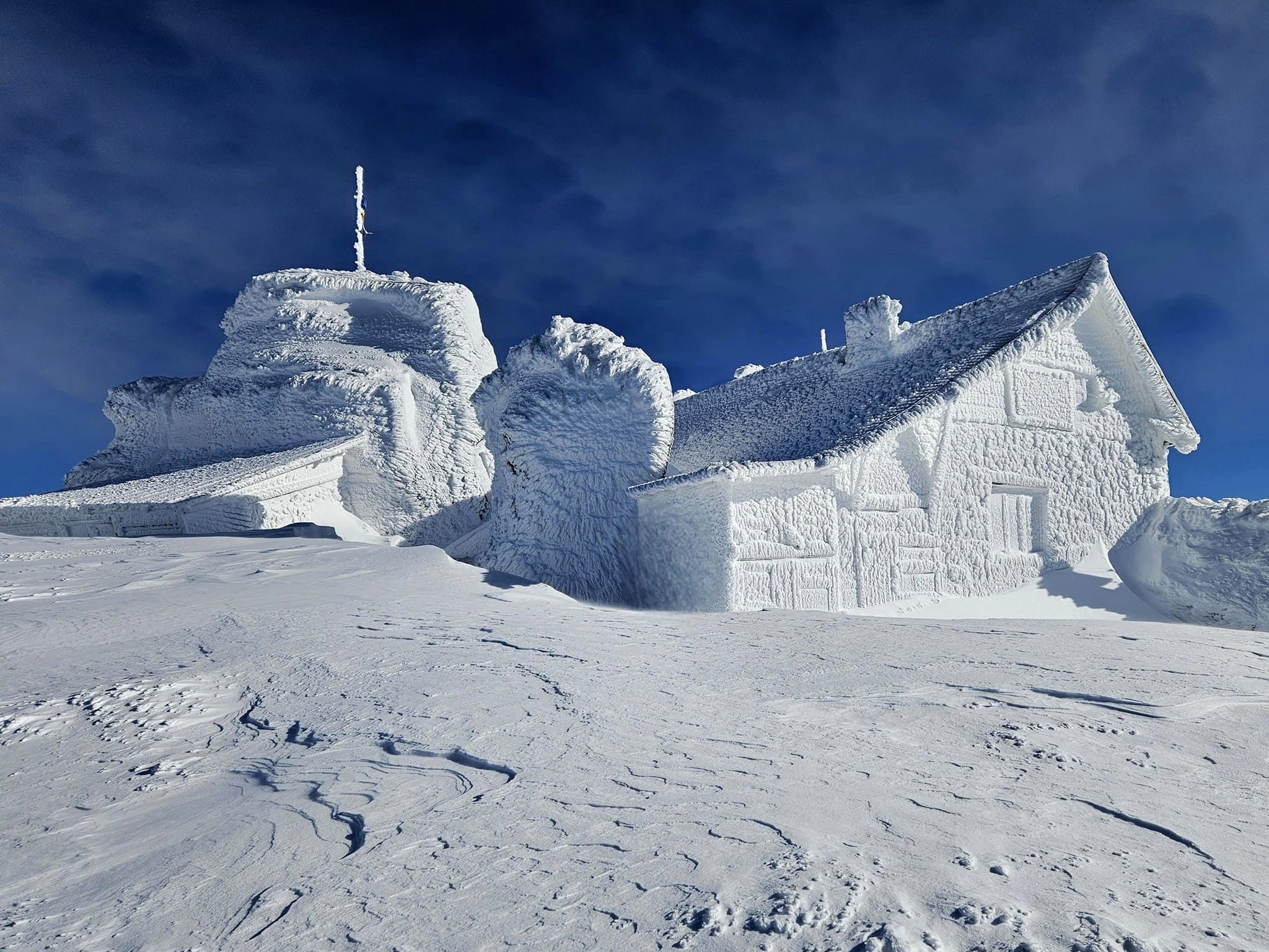 Imagini de poveste surprinse în Bucegi: Cum arată acum stația meteo de la Vârful Omu