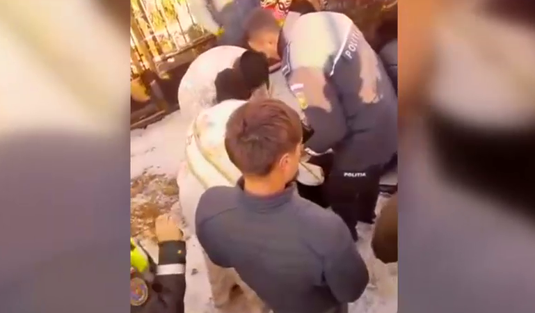 VIDEO. Un preot din Suceava este cercetat penal după ce s-a întins în faţa porţii unui cimitir ca să blocheze o înmormântare