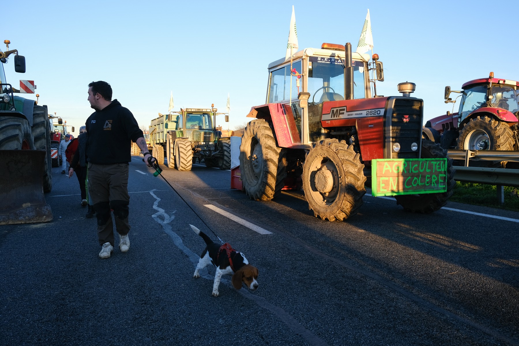 Fermierii din Franța blochează de patru zile o autostradă, au pus baraje pe o șosea și amenință cu proteste și mai și