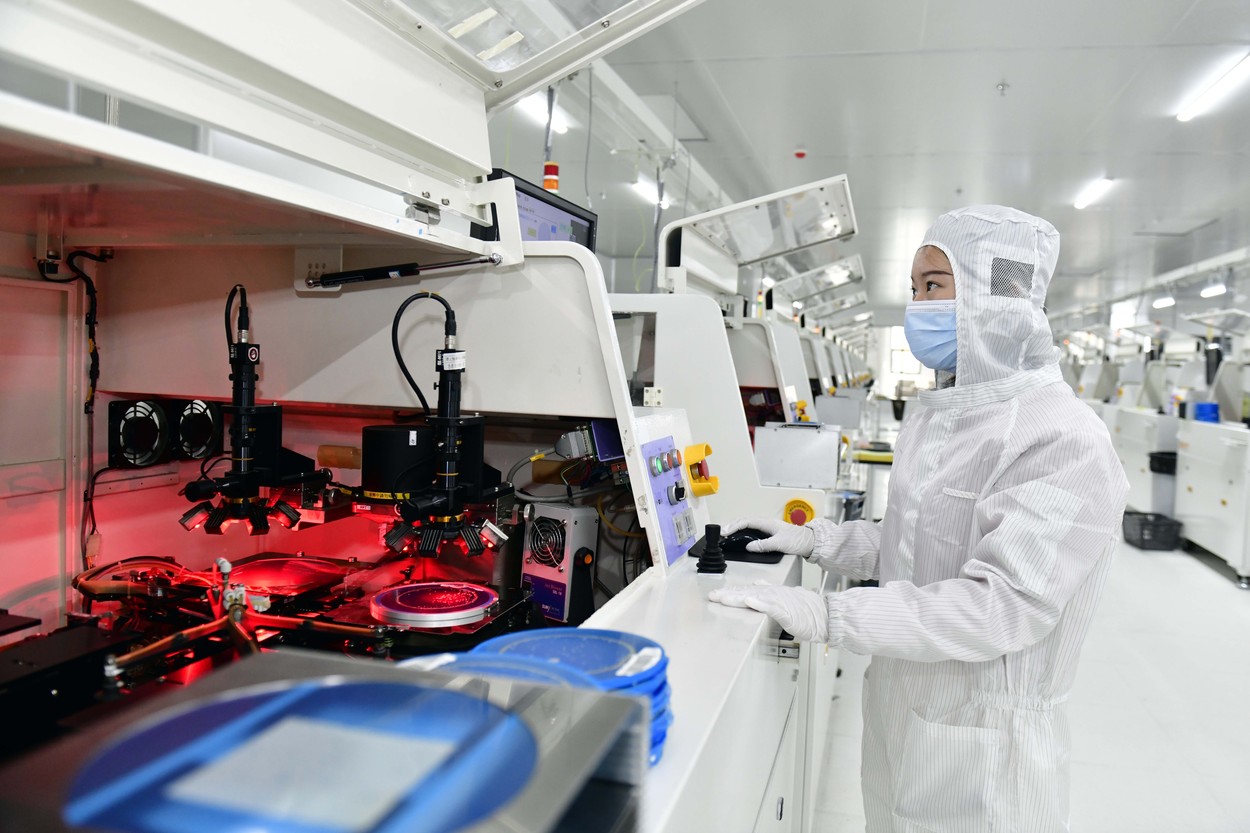 China încearcă să ocolească restricțiile SUA și importă masiv echipamente pentru producția de cipuri