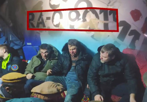 Presa afgană publică imagini cu membrii echipajului care au scăpat cu viață din avionul cu ruși prăbușit în munți. Pasagerii au murit