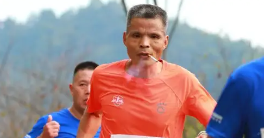 Un chinez care a fumat țigară de la țigară pe tot traseul unui maraton de 40 km a fost descalificat