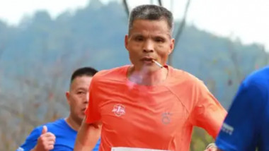 un barbat asiatic fumeaza in timp ce alearga