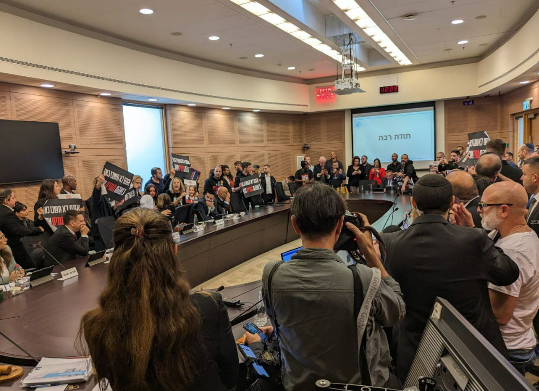 Scandal în parlamentul Israelului. Rudele ostaticilor au dat buzna în Knesset. "Eliberaţi-i acum, acum, acum!"