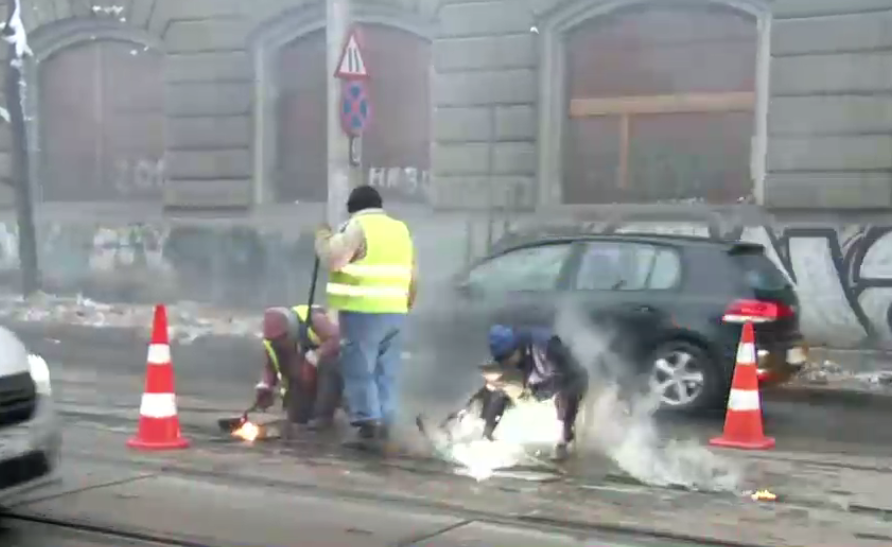 Un tramvai a deraiat pe Calea Rahovei din Bucureşti. Circulația a două linii este blocată, călătorii au la dispoziție autobuze