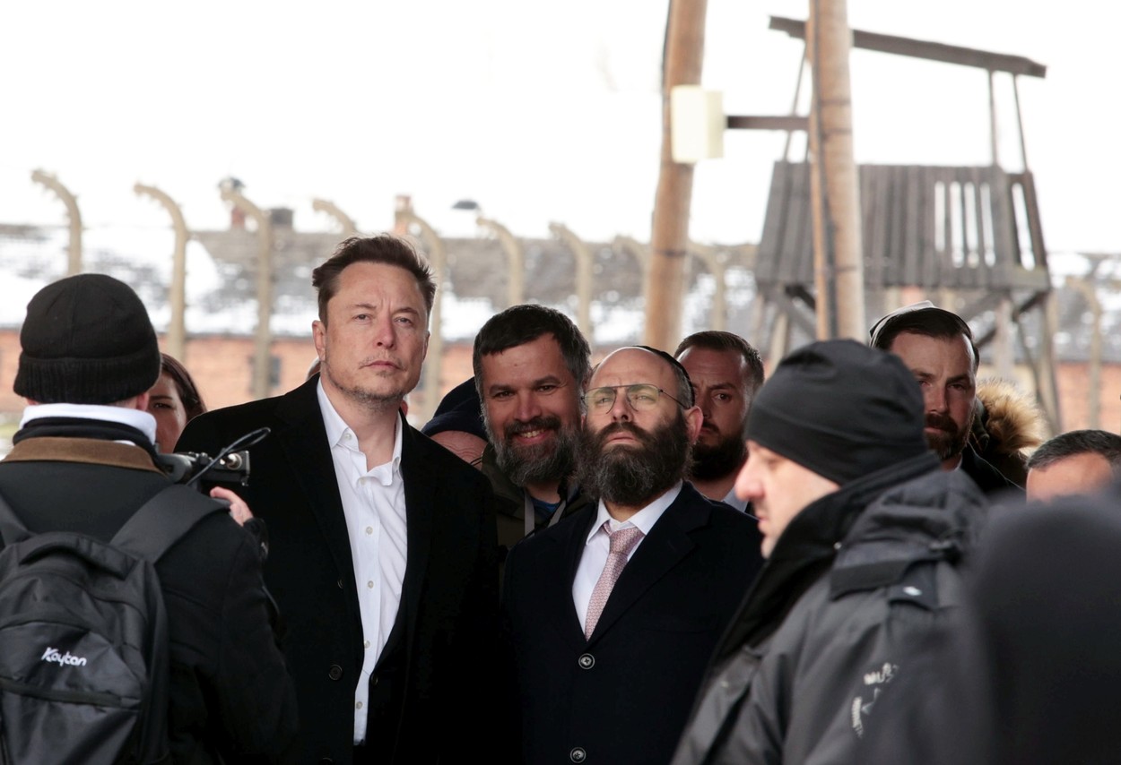 Elon Musk a vizitat Auschwitz după ce a fost acuzat de antisemitism, iar mai multe companii mari și-au suspendat reclamele pe Twitter