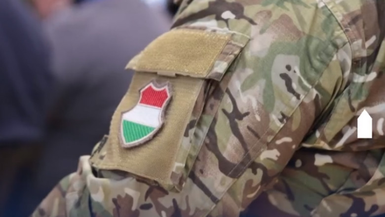 militar ungar in uniforma