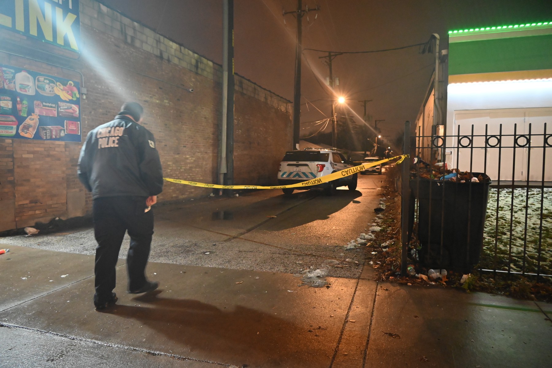 7 oameni au fost găsiți morți în două case, lângă Chicago. Poliția îl caută pe tânărul care i-ar fi împușcat