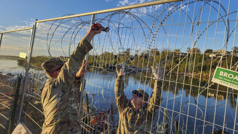 militari sua instaleaza gar cu sarma ghimpata la granita cu mexic