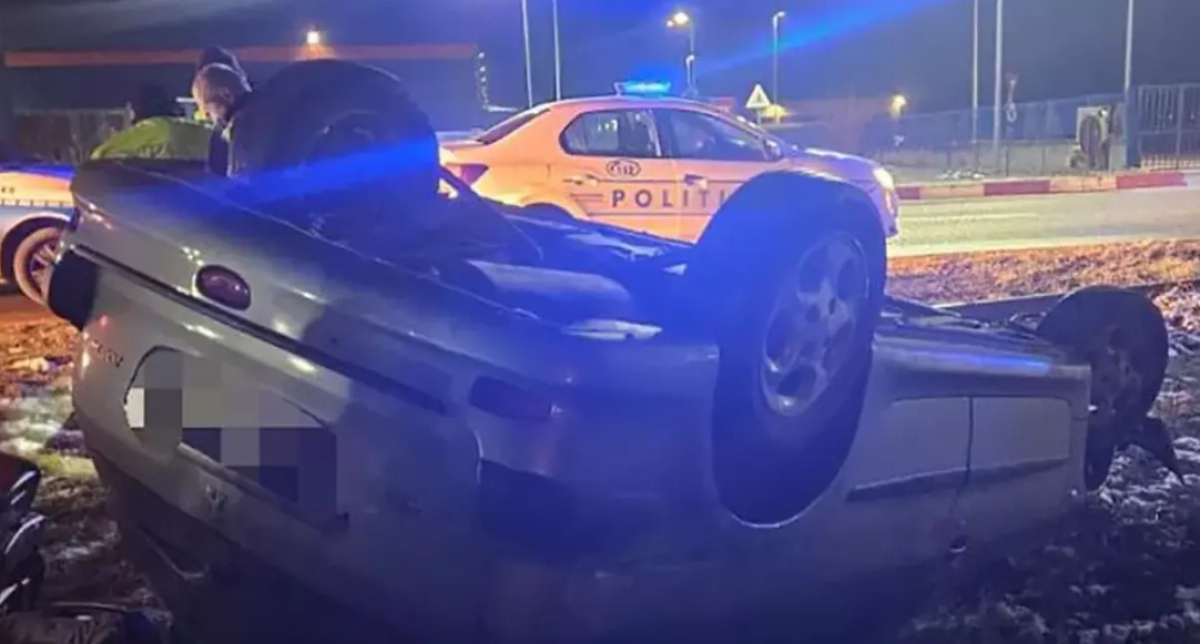 O șoferiță beată și drogată s-a răsturnat cu mașina într-o intersecție din Arad, în timp ce fugea de poliție