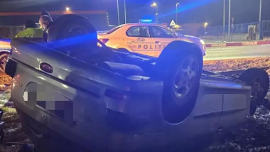 O șoferiță beată și drogată s-a răsturnat cu mașina într-o intersecție din Arad, în timp ce fugea de poliție