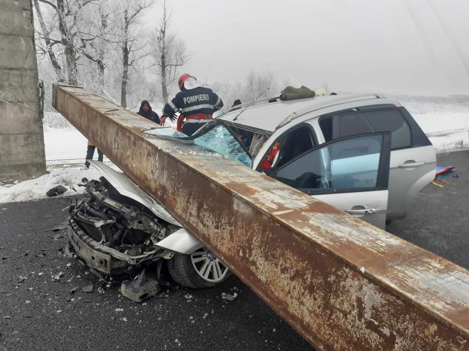 O femeie a murit strivită într-o mașină peste care a căzut o grindă metalică ruptă de un TIR. Imagini de la locul accidentului din Olt