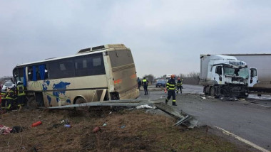 Un camion a intrat în plin într-un autobuz plin cu pasageri, în județul Timiș.