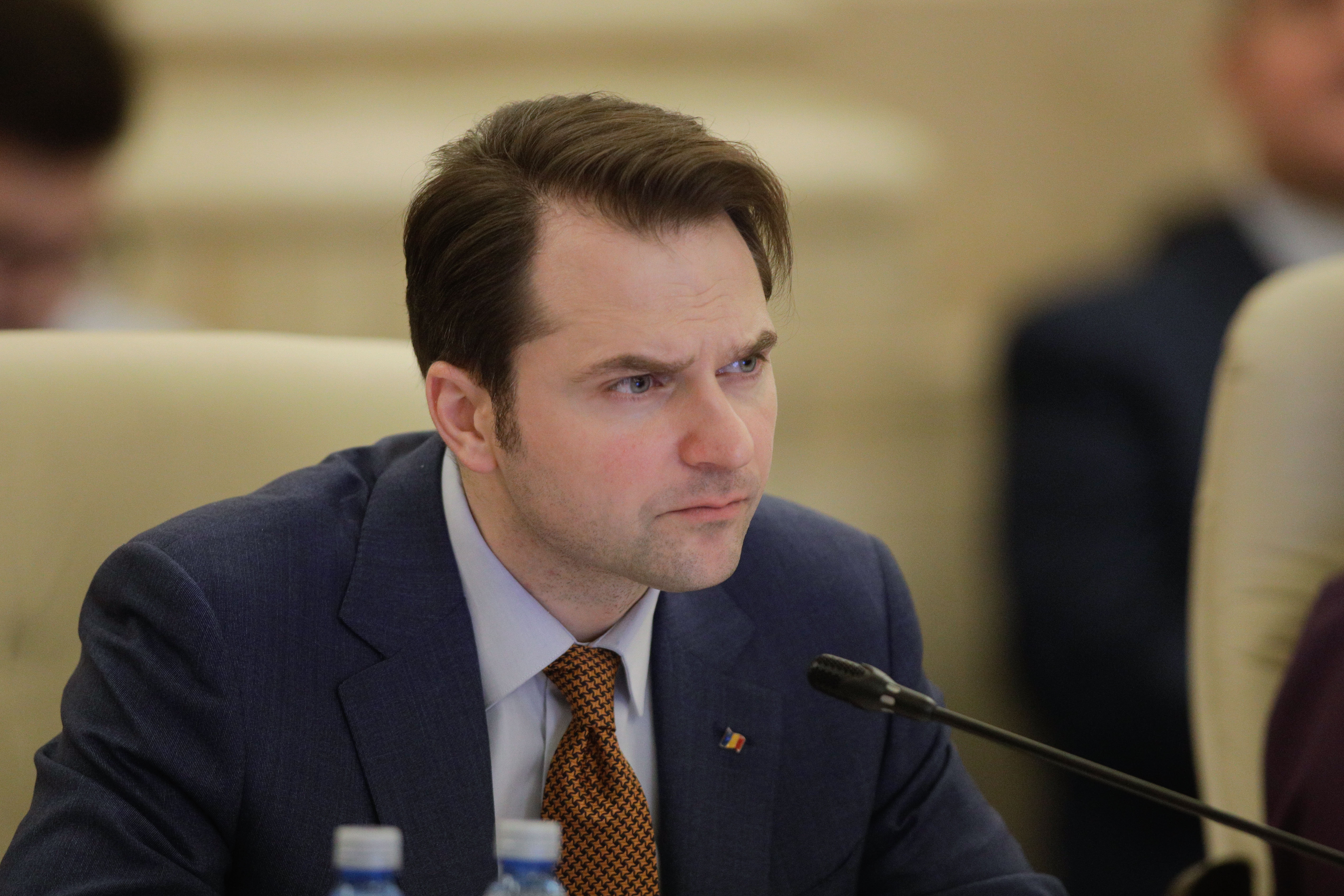 Primul oficial care face plângere penală pentru deepfake. Ministrul Energiei e intrigat că videoclipul fals reclamat încă e online