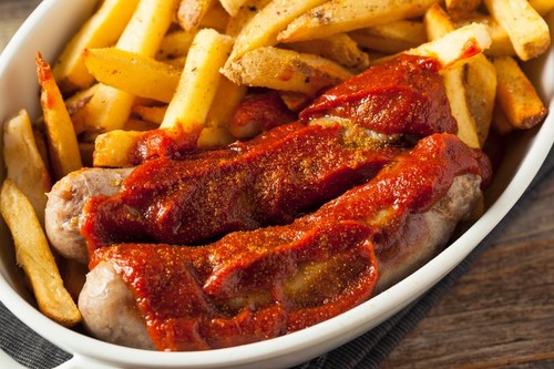 Polițişti germani mituiţi cu currywurst. Cinele gratuite ar fi costat până la 2000 de euro