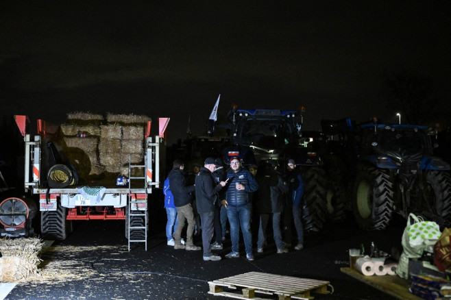 Farmers Begin 'Siege Of Paris’ - Longvilliers