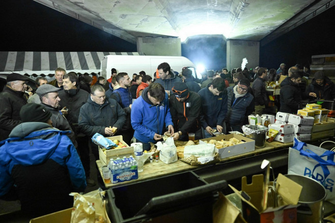 Farmers Begin 'Siege Of Paris' - Longvilliers, France - 29 Jan 2024