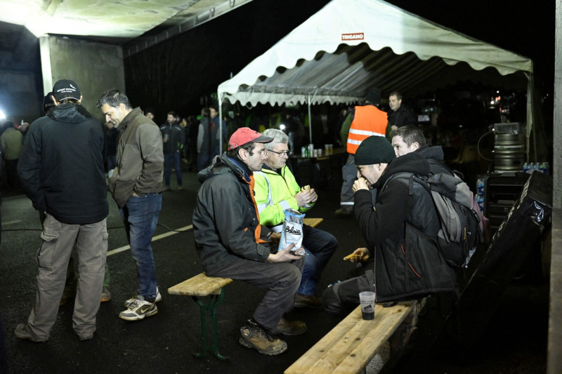 Farmers Begin 'Siege Of Paris' - Longvilliers, France - 29 Jan 2024