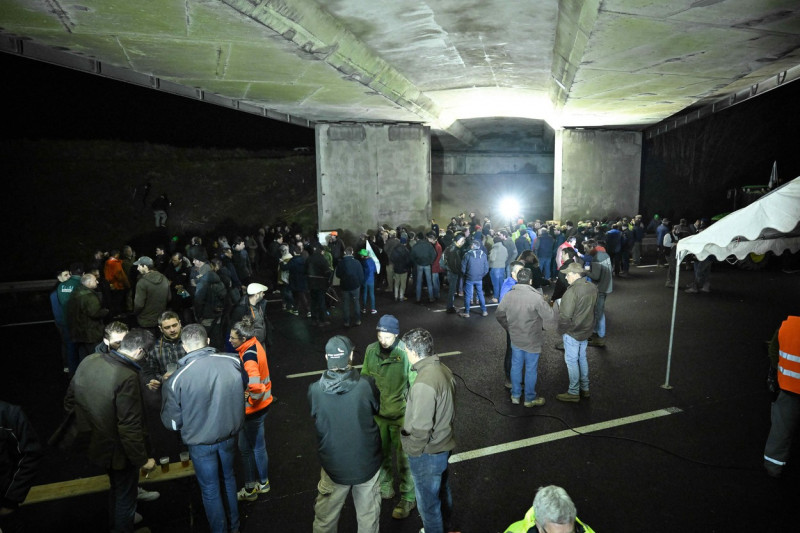 Farmers Begin 'Siege Of Paris' - Longvilliers, France - 29 Jan 2024