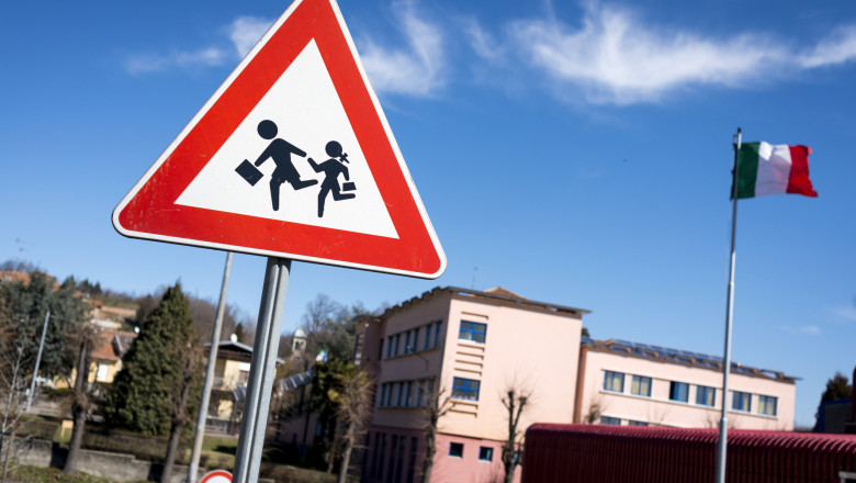 School sign in Italy
